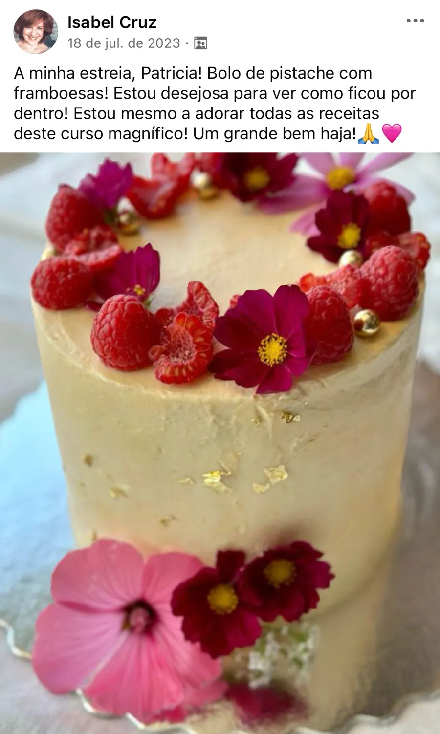 Bolo de pistache com framboesas e flores comestíveis feito por aluna